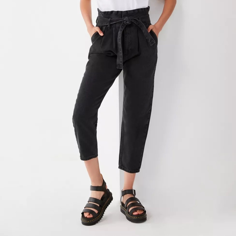 BDG | URBAN OUTFITTERS SUPER HIGH RISE 90s BLACK PAPERBAG TIE WAIST CARROT JEAN